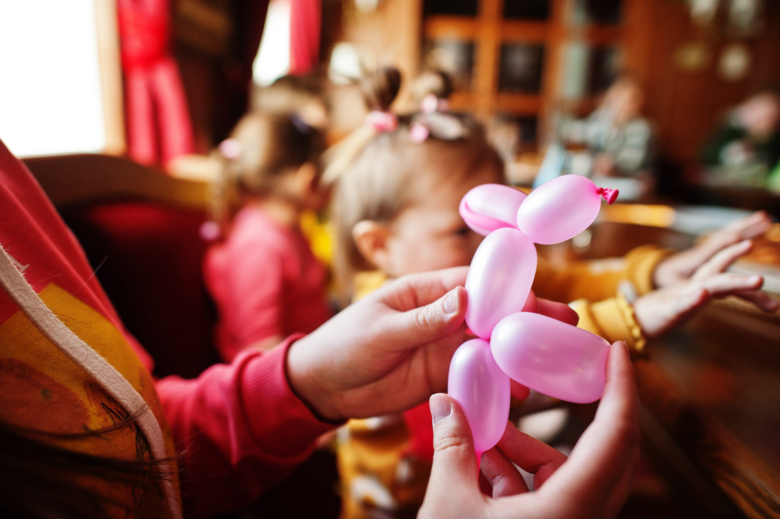 children birthday party make balloons animals scaled Magicien Anniversaire Enfant